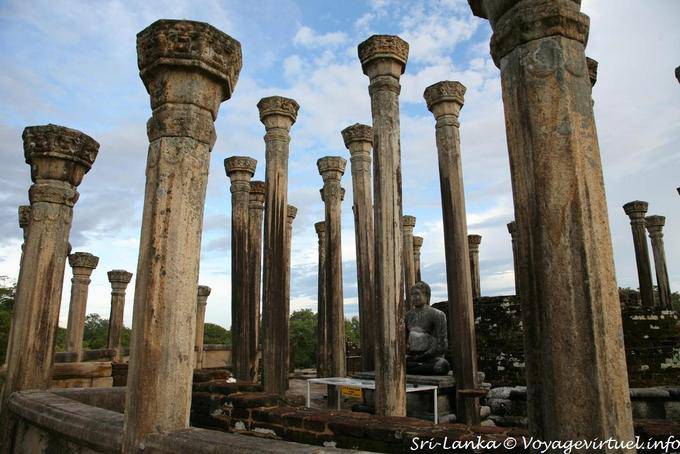 Le colonne ottagonali in Medirigiriya Watadageya - Ceylon Sri Lanka