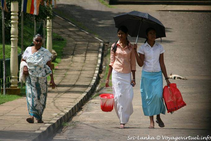 Passantes una strada di Nalanda - Ceylon Sri Lanka