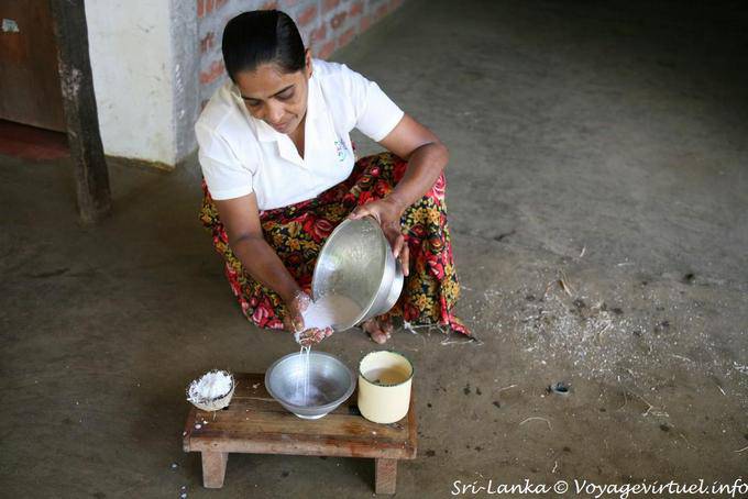 Separazione del latte e pezzi di cocco grattugiato, Nalanda - Ceylon Sri Lanka