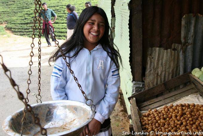 Po 'di divertimento al mercato contadino Nuwara Eliya - Ceylon Sri Lanka