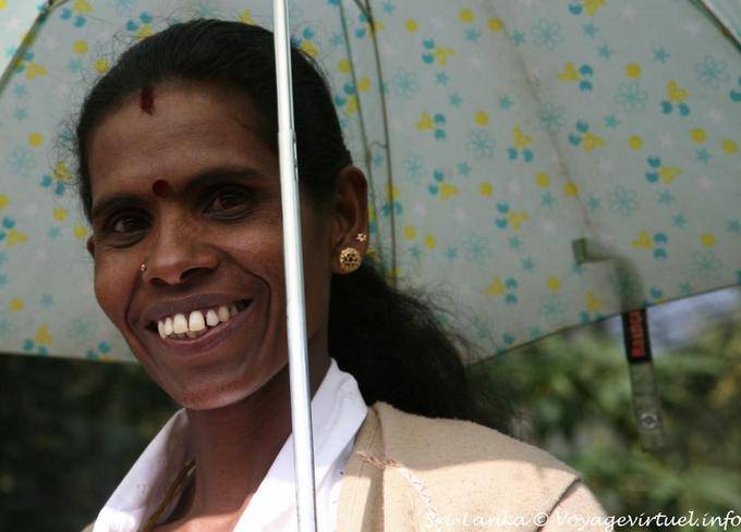 Luminoso sorriso Sri Lanka sotto l'ombrellone, Nuwara Eliya - Ceylon Sri Lanka