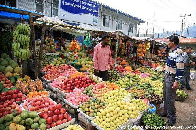 Bancarelle di frutta variopinte al mercato a Nuwara Eliya - Ceylon Sri Lanka