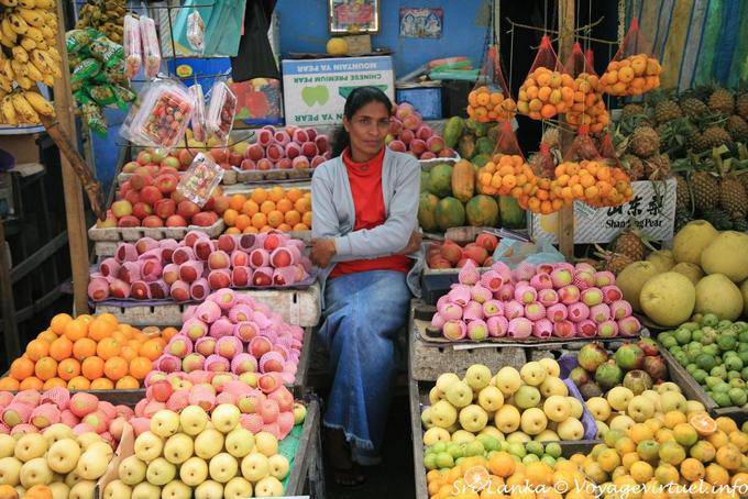 Commessa tra mele e arance al mercato, Nuwara Eliya - Ceylon Sri Lanka