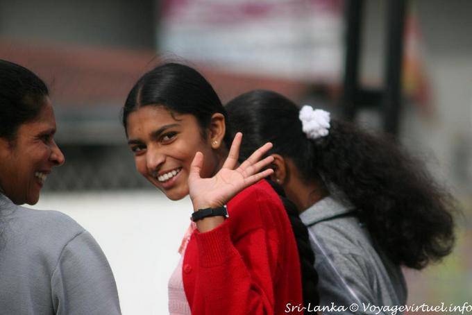 Amichevole gesto di una ragazza in strada, Nuwara Eliya - Ceylon Sri Lanka