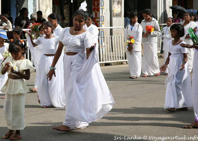Abito bianco e la processione a piedi nudi in Nuwara Eliya, - Ceylon Sri Lanka