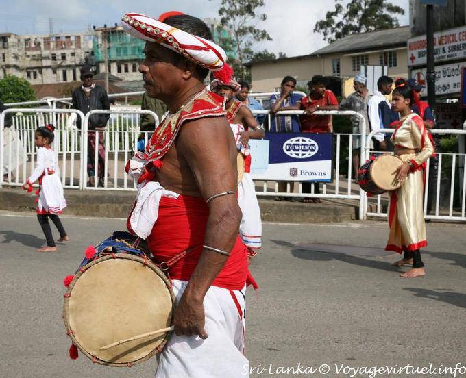 Profilo di un giocatore Daula, tamburo, Processione Nuwara Eliya - Ceylon Sri Lanka