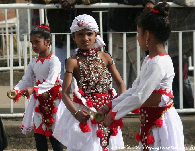 Bambini che giocano nella pantêruva campana, Nuwara Eliya - Ceylon Sri Lanka