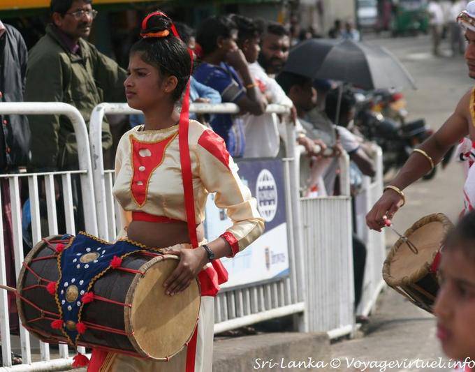 Giovane donna con tamburo sfilata a Nuwara Eliya - Ceylon Sri Lanka