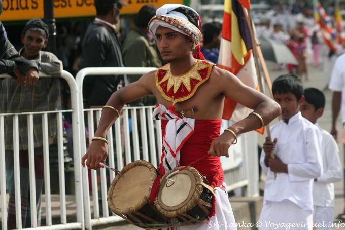 Musicista con un Thammátama, doppio tamburo, Nuwara Eliya - Ceylon Sri Lanka