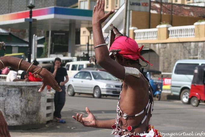 Dancer in strada, Nuwara Eliya - Ceylon Sri Lanka