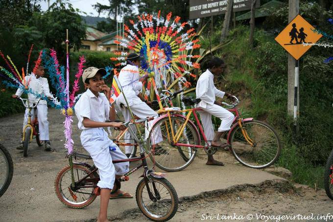 Biciclette in attesa parata decorate, Nuwara Eliya - Ceylon Sri Lanka