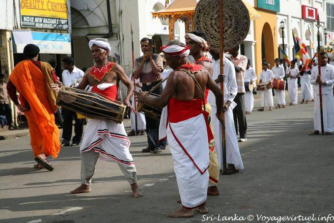 Processione con lettore Gata Bera - Nuwara Eliya - Ceylon Sri Lanka