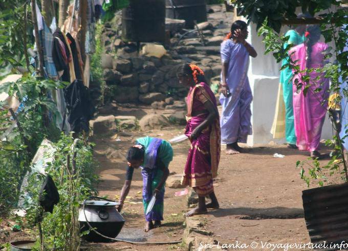 La vita quotidiana di raccoglitori di tè a riposo, PBC autostrada - Ceylon Sri Lanka