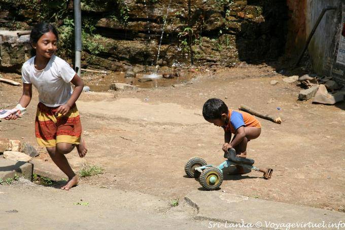 Giochi per bambini Sri Lanka, PBC Highway, vicino a Nuwara Eliya - Ceylon Sri Lanka