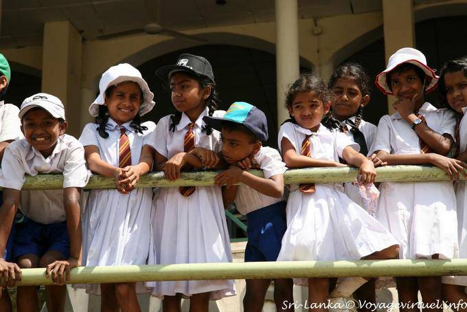 I bambini dello Sri Lanka per lo spettacolo, Pinnawela - Ceylon Sri Lanka