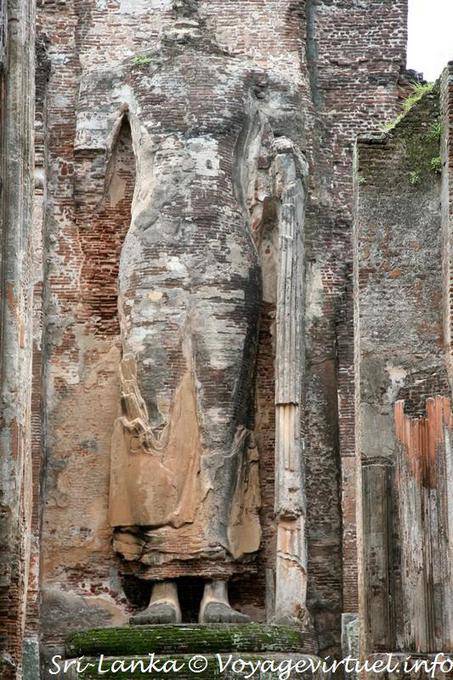 Mattone Buddha senza testa Lankatilaka santuario Alahana Parivena, Polonnaruwa - Ceylon Sri Lanka
