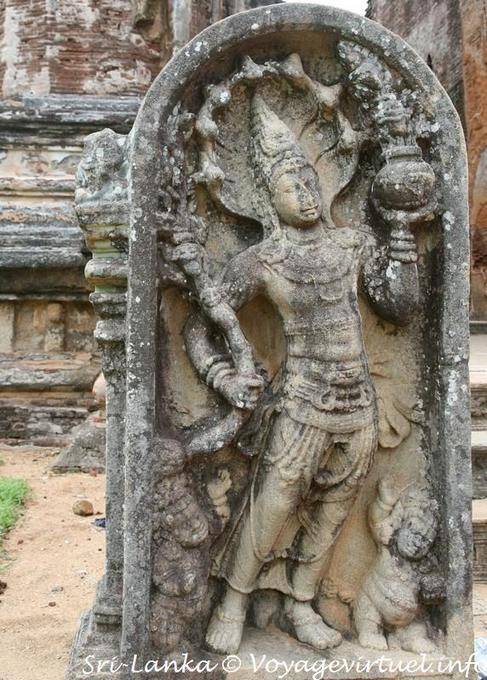 Scultura situato ai piedi di Lankatileke, Alahana Parivena, Polonnaruwa - Ceylon Sri Lanka