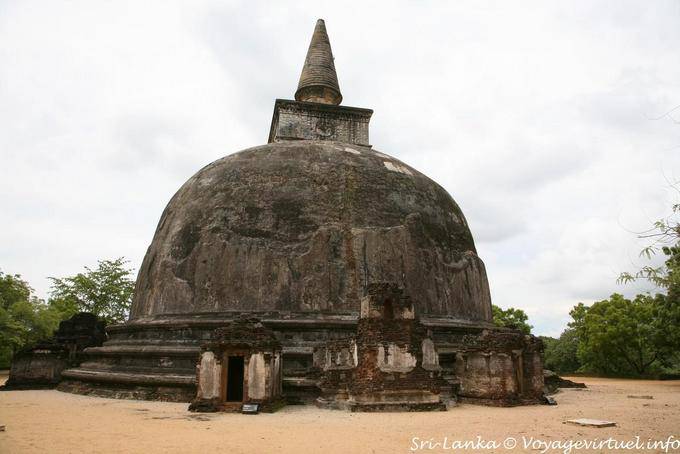Dagaba a forma di bolla Ran Kot Vehera, Polonnaruwa - Ceylon Sri Lanka