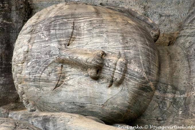 Granito testa sulla mano destra del Buddha sdraiato, Gal Vihara, Polonnaruwa - Ceylon Sri Lanka