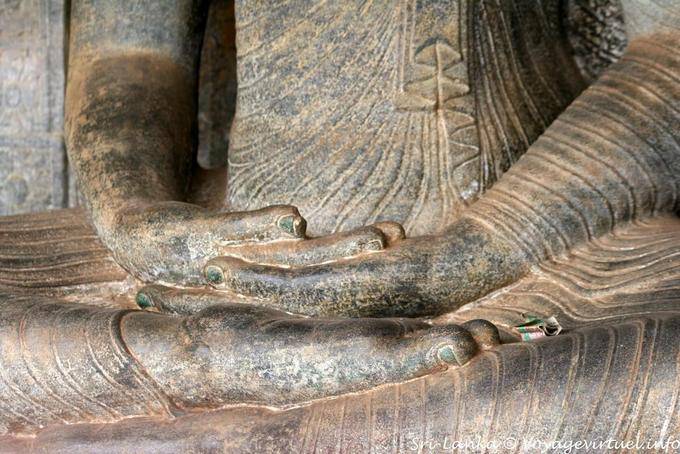 Le mani sui piedi Vidyhadhara Guha, Gal Vihara, Polonnaruwa - Ceylon Sri Lanka