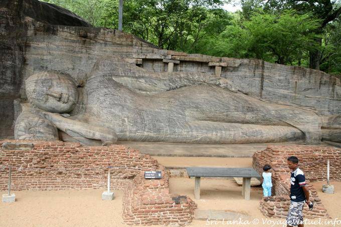 Sdraiato nella roccia scolpito Buddha, Gal Vihara, Polonnaruwa - Ceylon Sri Lanka