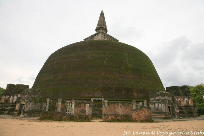 Terrazza e Vahalkadas il più grande stupa di Polonnaruwa, Rankot Vihara - Ceylon Sri Lanka