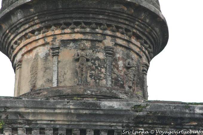 Sculture in cima a Rankoth Vehera, Polonnaruwa - Ceylon Sri Lanka