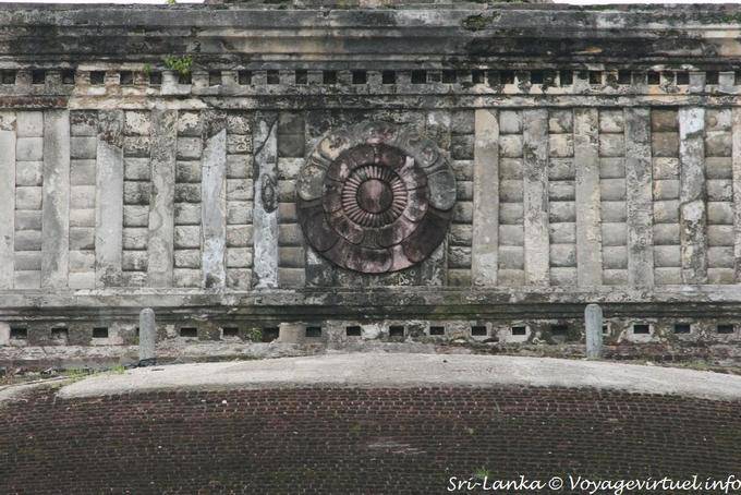 Decorazioni tra la cupola e la punta del dagoba Rankoth Vehera, Polonnaruwa - Ceylon Sri Lanka