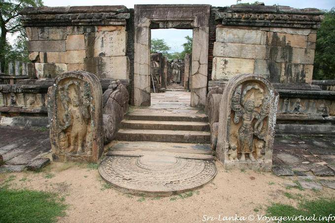 Fuori dalla Hatadage, Terrazza del Dente, Polonnaruwa - Ceylon Sri Lanka