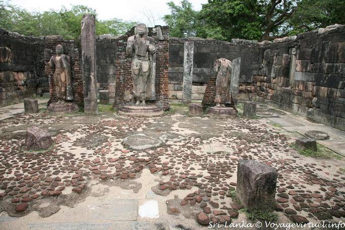Statue all'interno del Hatadage, Dente reliquia sacra del Tempio, Polonnaruwa - Ceylon Sri Lanka