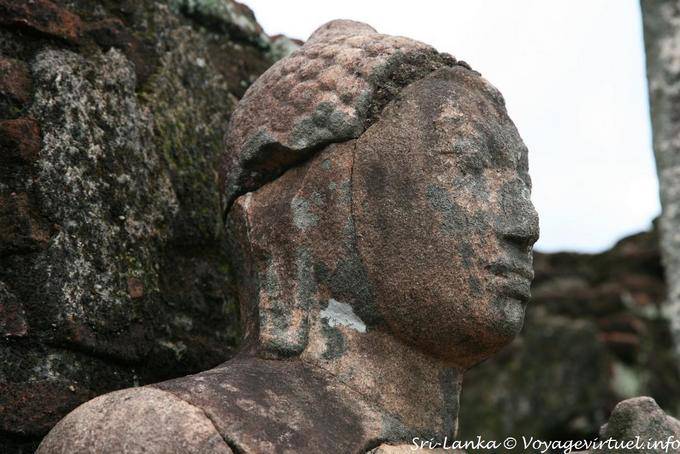 Primo piano sul profilo di una delle statue di Hatadage, Polonnaruwa - Ceylon Sri Lanka