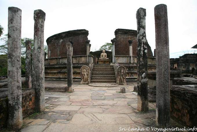 Tempio Vatadage dalla sua seconda rotonda di 18m di diametro, Polonnaruwa - Ceylon Sri Lanka