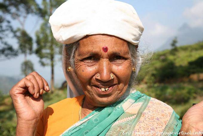 Volto tradizionale con piercing naso, bidi e orecchini - Ceylon Sri Lanka
