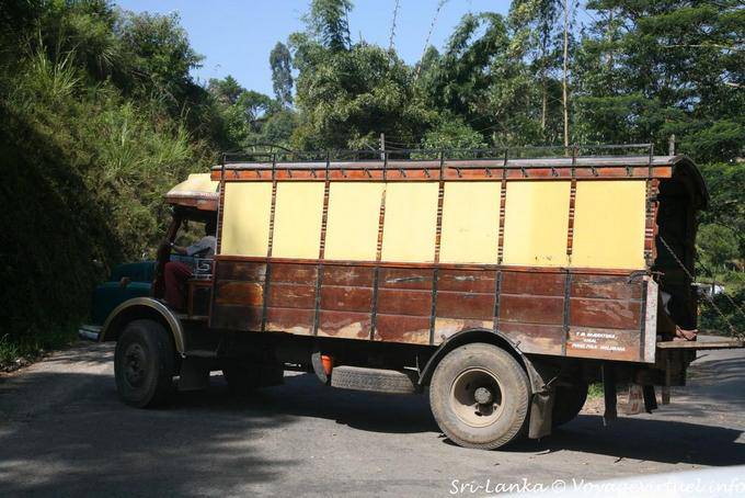 Camion lottando in un angolo, Avissawella-Hatton-Nuwara Eliya autostrada - Ceylon Sri Lanka
