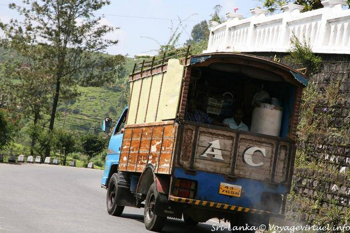 Pericoloso sorpasso pesante AHN autostrada - Ceylon Sri Lanka