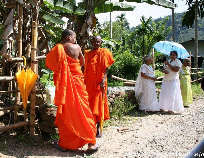 Zafferano monaci vestiti di e monache, Kitulgala - Ceylon Sri Lanka