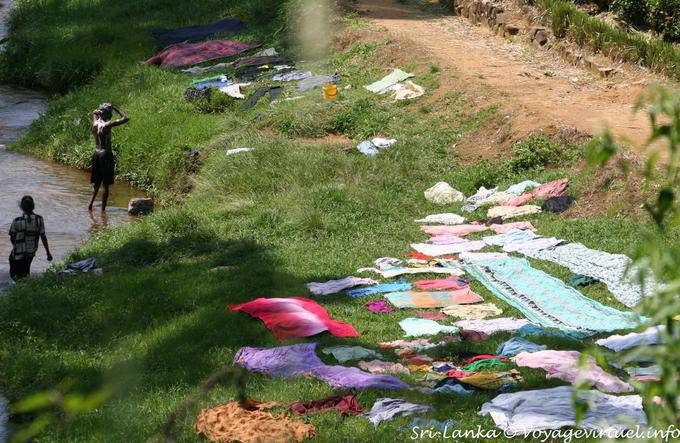 Servizi igienici e asciugatura indumenti lungo il fiume Kelani a Kitulgala - Ceylon Sri Lanka