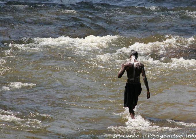 Sciacquare balneazione nel fiume Kelani a Kitulgala - Ceylon Sri Lanka
