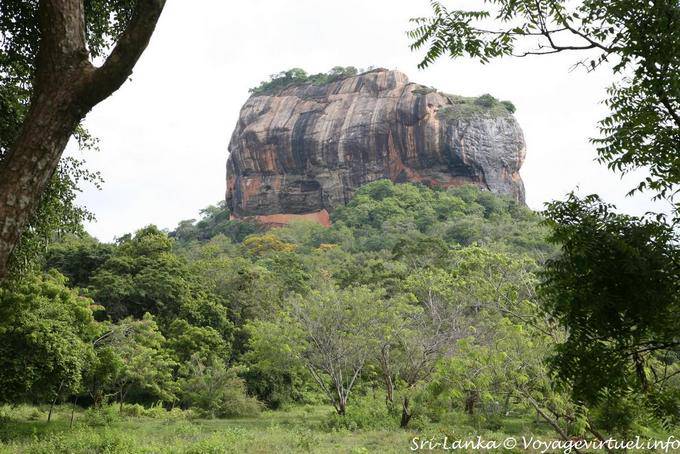Vista della roccia di Sigiriya dalla strada Moragasweva Illukwewa - Ceylon Sri Lanka