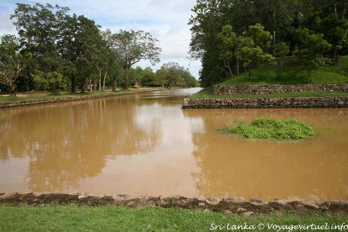 Il fossati Protector accesso ai giardini di Sigiriya - Ceylon Sri Lanka