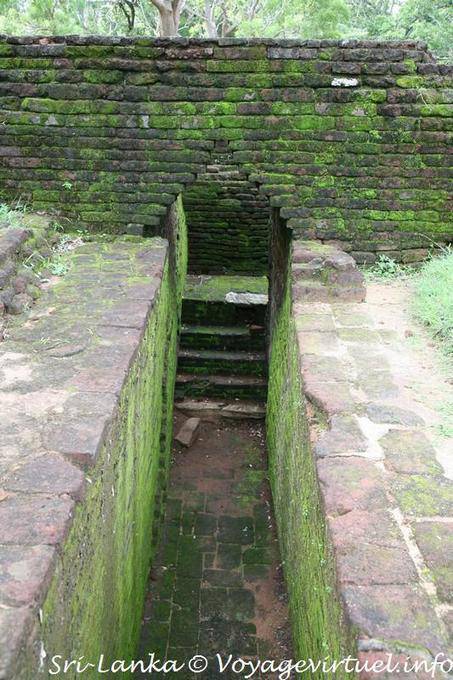 Passaggio nella parete accesso giardini di Sigiriya - Ceylon Sri Lanka