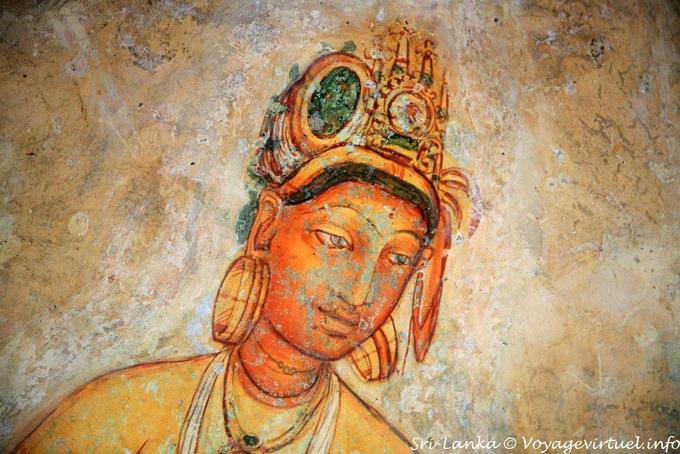 Primo piano sulla testa ornata da un affresco diadema Sigiriya - Ceylon Sri Lanka