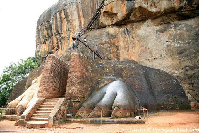 Zampe di leone che incorniciano la scala di pietra, Sigiriya - Ceylon Sri Lanka