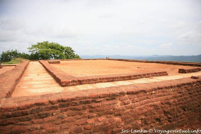 Rovine della piattaforma del palazzo di Sigiriya Monte della Rimembranza - Ceylon Sri Lanka