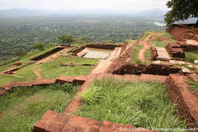 Guarda le rovine di antichi edifici e piscina, Sigiriya - Ceylon Sri Lanka