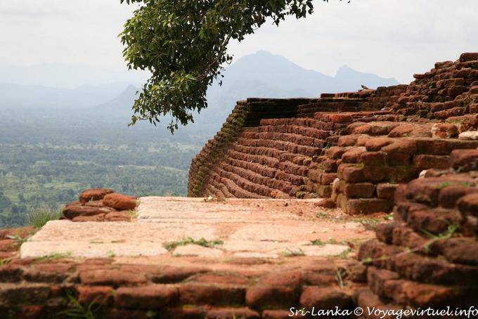 Resti delle mura del palazzo in mattoni rossi Sigiriya - Ceylon Sri Lanka