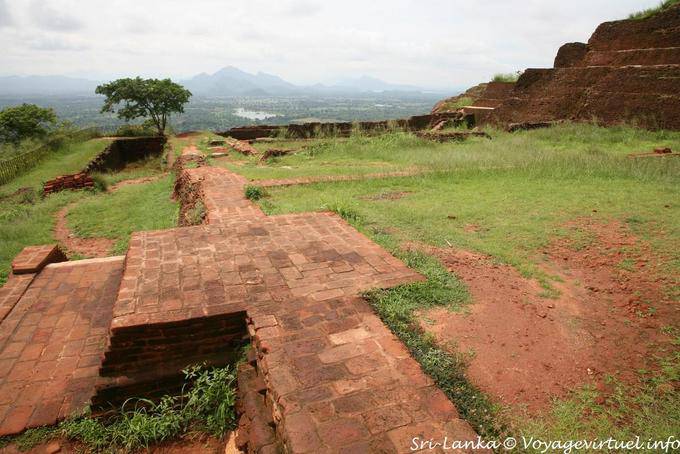 Al centro della fortezza in cima alla roccia, Sigiriya - Ceylon Sri Lanka