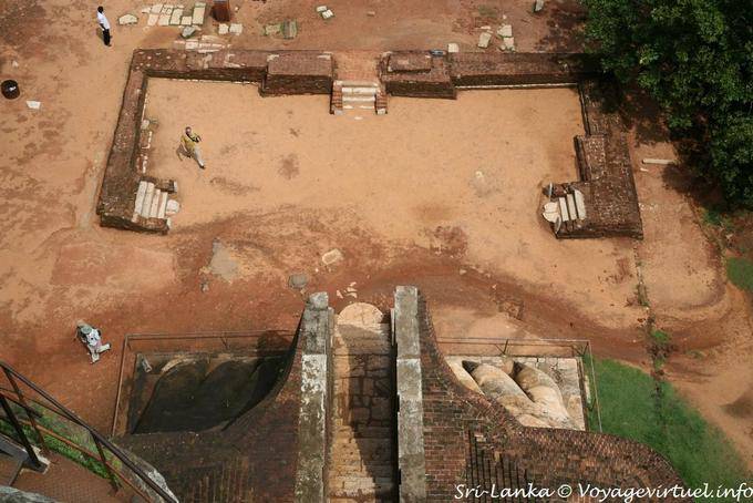 Immersioni sulla terrazza di 150 metri più in basso, Sigiriya - Ceylon Sri Lanka