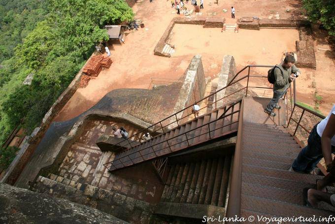 Ferro scale fino alla roccia dalla statua del leone, Sigiriya - Ceylon Sri Lanka