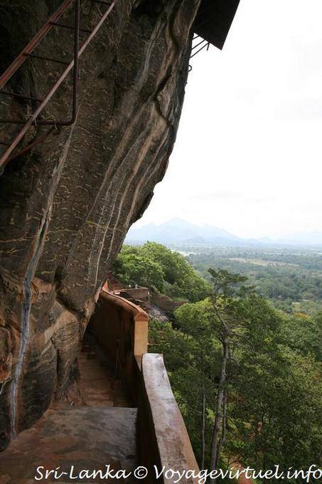 Stretto passaggio tra la galleria e lo specchio parete di roccia, Sigiriya - Ceylon Sri Lanka